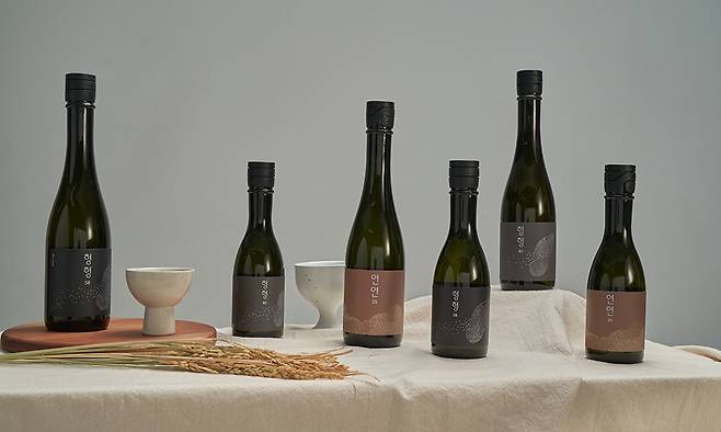 온 증류소의 참깨 소주 ‘연연 25’와 쌀 소주 ‘형형 25’·‘형형 40’·‘형형 58’. 온 증류소 제공