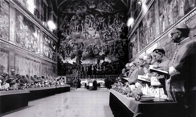 요한 바오로 1세&nbsp;후임 교황을 선출하기 위해 1978년 10월 14일 열린 콘클라베 모습. 시스티나 성당 안에서 추기경들이 기도하고 있다. AP·연합&nbsp;