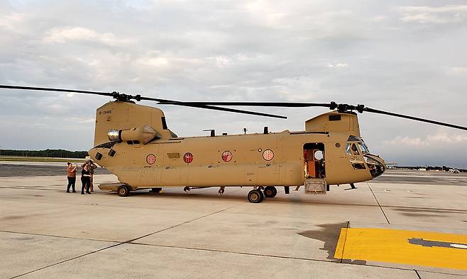 미 육군 소속 CH-47F 헬기가 지상에서 대기하고 있다. 미 육군 제공