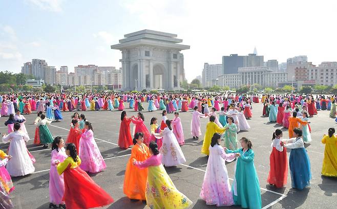 북한 노동당 기관지 노동신문은 2일 각지에서 5·1절을 맞아 "자력의 힘, 창조의 기적으로 부흥강국의 새시대를 열어나가는 사회주의근로자들의 영예를 뜻깊게 기념했다"고 보도했다.