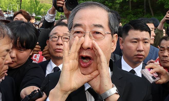 2일 오후 광주 북구 국립 5·18 민주묘지를 찾은 한덕수 전 총리가 광주비상행동 등 시민·사회단체 관계자들의 반발에 가로 막히자 "저도 호남 사람"이라며 참배를 호소하고 있다. 광주=연합뉴스