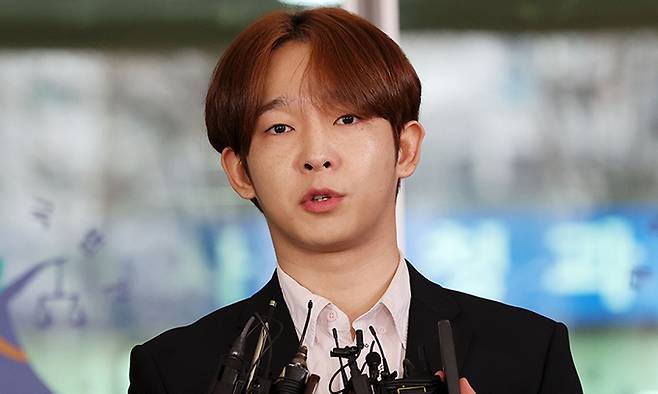 4일 가수 남태현이 복귀 무대로 출연을 앞두고 있던 'K팝 위크 인 홍대' 공연이 무산됐다.&nbsp;사진은 지난 2024년 1월 18일 서울 마포구 서울서부지방법원에서 열린 선고 공판에서 집행유예 선고를 받은 뒤 취재진 질문에 답하는 모습. 뉴시스