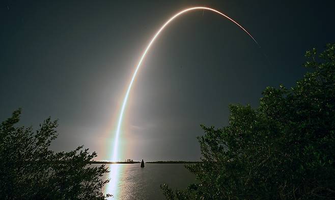 미국 플로리다주 브레버드에 위치한 케네디우주센터에서 지난 4월 28일(현지시간) 스타링크 위성이 스페이스X의 팰컨9 로켓에 실려 발사되고 있다. UPI연합뉴스