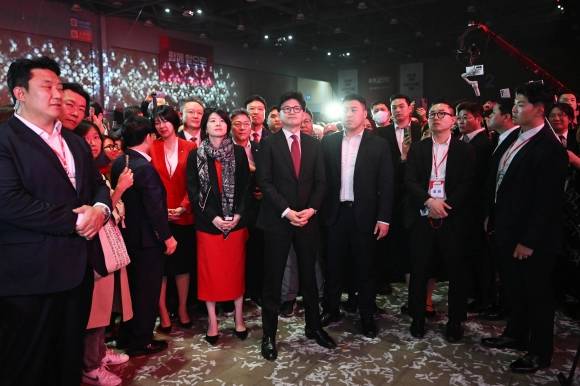 국민의힘 한동훈 대선 후보가 3일 경기 일산 킨텍스에서 열린 제5차 전당대회에서 탈락한 후 김문수 후보의 수락연설을 바라보고 있다. 2025.5.3 홍윤기 기자