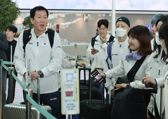 선수들과 대화하는 박주봉 감독 - 24일 인천국제공항 2터미널에서 배드민턴 국가대표팀 박주봉 감독이 세계혼합단체선수권대회(수디르만컵) 출전을 위해 출국에 앞서 안세영을 비롯한 선수들과 대화하고 있다. 2025.4.24 연합뉴스