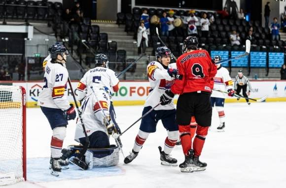 한국 남자 아이스하키 대표팀 선수들이 2일(현지시간) 에스토니아 탈린에서 열린 리투아니아와의 2025 국제아이스하키연맹(IIHF) 세계선수권대회 디비전1 그룹B(3부 리그) 최종전에서 리투아니아 선수를 수비하고 있다. IIHF 홈페이지 캡처