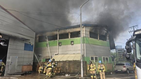 4일 경기 군포시 한 금속가공 공장에서 불이 났다. 경기소방재난본부 제공