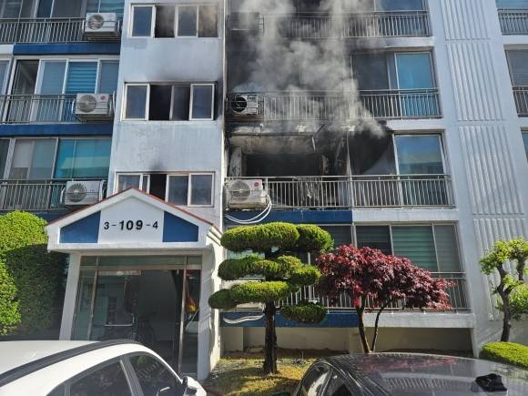 4일 오전 8시 5분 울산 북구 연암동의 5층짜리 아파트 2층에서 화재가 발생해 베란다로 연기가 나오고 있다. 울산소방본부 제공