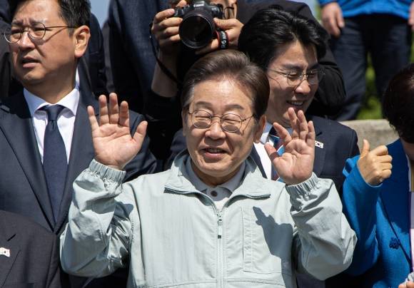 ‘골목골목 경청투어 : 단양팔경편’에 나선 이재명 더불어민주당 대통령 후보가 4일 오전 경북 영주시 문정둔치에서 열린 2025 영주 한국선비문화축제를 찾아 시민들에게 인사하고 있다. 2025.5.4 뉴스1