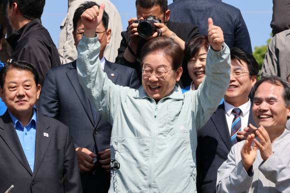 나흘째 ‘경청 투어’ 이어가는 이재명 후보 - 이재명(가운데) 더불어민주당 대선 후보가 ‘골목골목 경청 투어 : 단양팔경 편’에 나선 4일 경북 영주시 문정둔치에서 열린 한국 선비문화축제장을 찾아 시민들에게 인사하고 있다. 2025.5.4