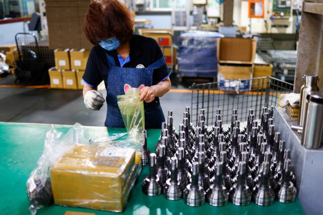 2일 대만 타이중시에서 한 노동자가 수출용 차량 부품을 정렬하고 있다. 로이터연합뉴스