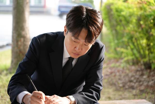 이준석 개혁신당 대선 후보가 4일 광주 국립 5.18 민주묘지를 찾아 고(故) 정동년 5·18 기념재단 이사장께 올리는 편지를 쓰고 있다. 사진제공=이준석 캠프