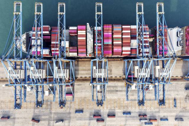 중국 칭다오항에서 대형 크레인이 컨테이너를 선적하고 있다. AP연합뉴스