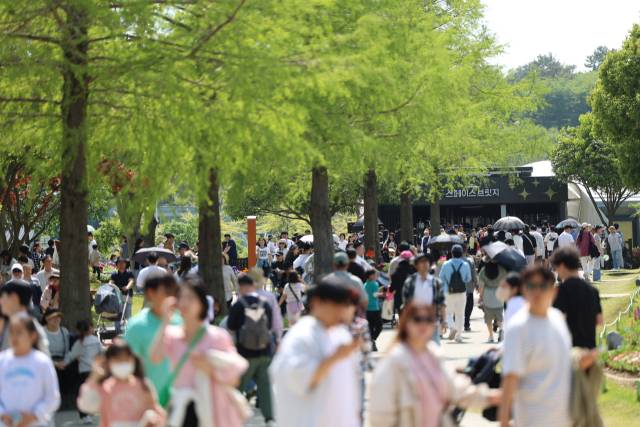 4일 전남 순천시 순천만국가정원 스페이스브릿지로 향하는 길에 수많은 관람객들이 몰렸다. 이날 하루 동안 순천만국가정원에는 역대급 기록인 관람객 12만 명을 훌쩍 넘겼다. 사진 제공=순천시
