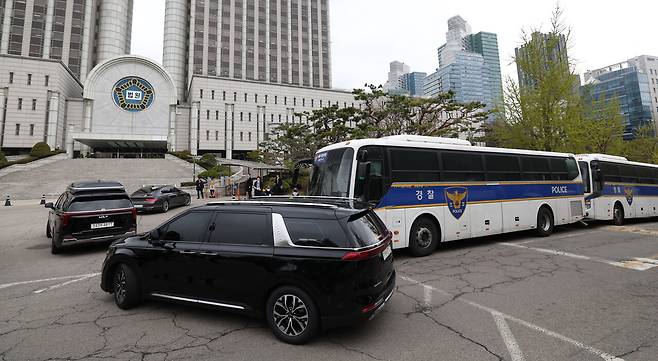 4월14일 내란 우두머리 혐의로 기소된 윤석열이 탄 차량이 서울중앙지방법원 지하주차장으로 들어가고 있다. ⓒ사진공동취재단
