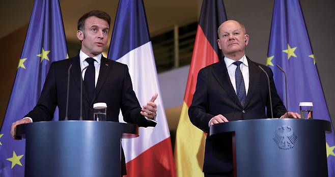 3월18일 에마뉘엘 마크롱 프랑스 대통령(왼쪽)이 독일 베를린 총리실에서 열린 기자회견 중 올라프 숄츠 독일 총리와 회담하고 있다. ⓒEPA 연합