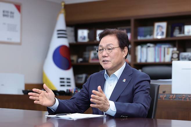 박완수 경남지사가 4월28일 시사저널과 인터뷰를 하고 있다. ⓒ경남도