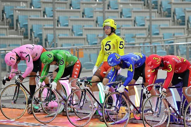 대기록 달성을 앞둔 5월 3일 광명스피돔 18회차 2일차 15경주에서 정종진(5번)이 호흡을 가다듬고 있다. 이날 승리를 거두며 정종진은  최단기 500승을 달성했다   사진제공 ｜국민체육진흥공단