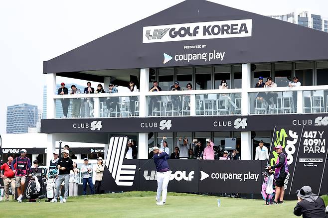 지난 3일 인천 잭 니클라우스 골프클럽에서 열린 LIV 골프 코리아 첫날 경기에서 존 람이 티샷을 하고 있다. 게티이미지코리아