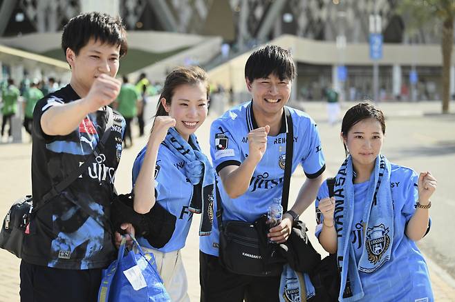 가와사키 팬들이 4일 아시아챔피언스리그 결승전에 앞서 기념 사진을 찍고 있다. AP