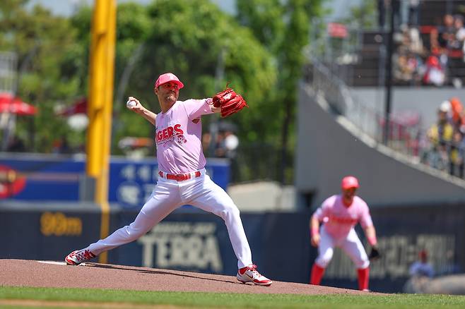 KIA 제임스 네일이 4일 광주 한화전에 선발 등판해 역투하고 있다. KIA 타이거즈 제공