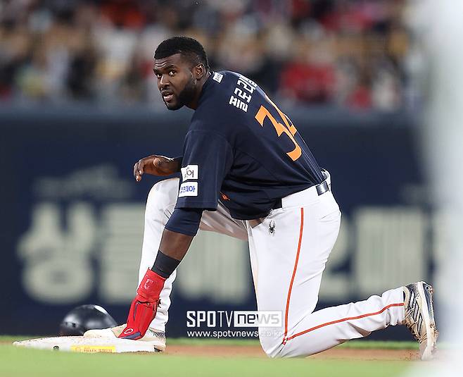 ▲ 4일 광주 KIA전에서 선발로 나서지 않고 경기 중반 이후 중요한 상황에 투입될 예정인 플로리얼 ⓒ곽혜미 기자