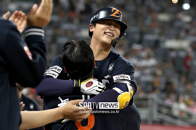 ▲ 이진영은 김경문 감독의 기대 이상의 활약을 선보이며 경력 최고 시즌을 예감케 하고 있다. ⓒ곽혜미 기자