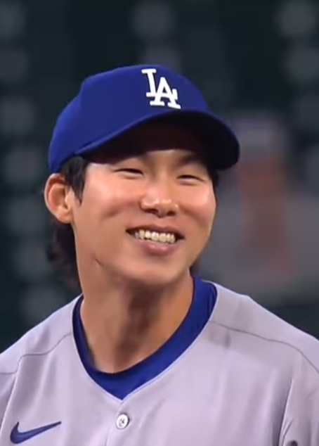 ▲ 김혜성이 4일 메이저리그 콜업에 이어 대수비로 데뷔전까지 치렀다. 9회말 1이닝만 뛰었지만 김혜성의 얼굴은 그야말로 행복으로 가득해 보였다. LA 다저스 구단 SNS 계정에서는 "메이저리그 데뷔의 미소입니다"라는 설명을 달았다.