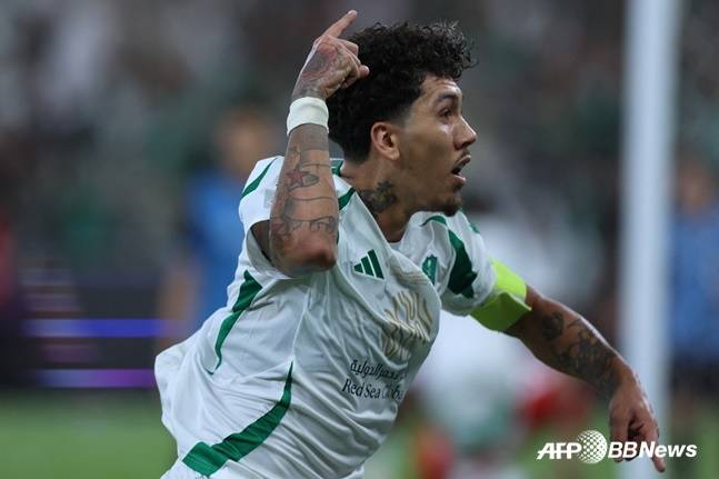 피르미누가  4일(한국시간) 사우디아라비아 제다의 킹 압둘라 스포츠 시티 스타디움에서 열린 '2024~2025 아시아축구연맹(AFC) 챔피언스리그 엘리트(ACLE)' 결승전에서 동료의 골을 도운 뒤 기뻐하고 있다. /AFPBBNews=뉴스1