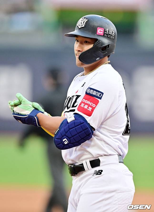 안타를 날리고 기뻐하는 안현민.