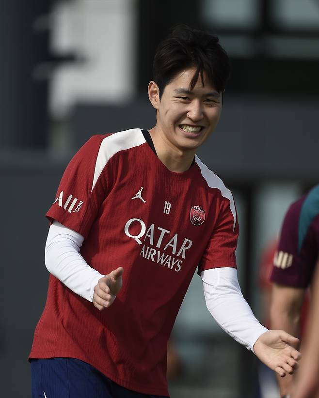 몸을 풀고 있는 이강인. /사진=PSG 공식 SNS