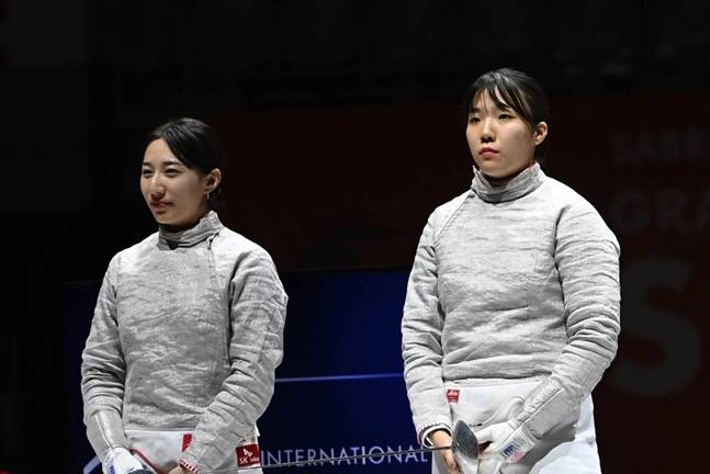 결승전서 맞대결을 펼친 김정미(왼쪽)와 전하영. /사진=국제펜싱연맹