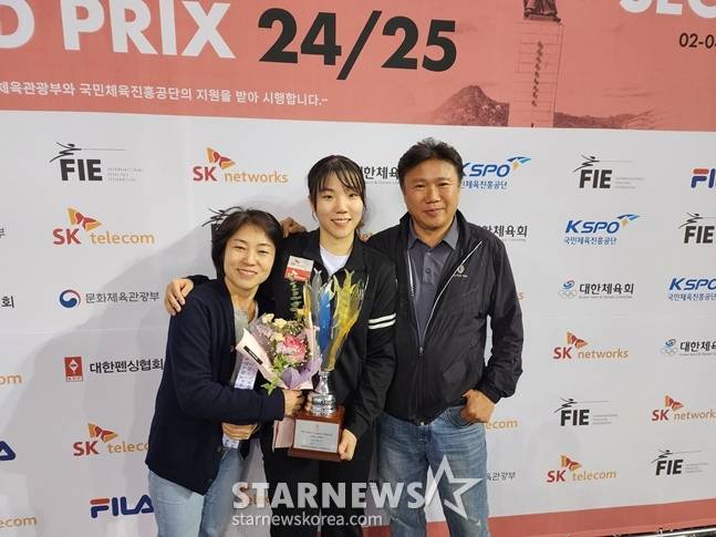 전하영 선수의 가족이 우승 직후 기념 촬영에 임하고 있다. /사진=박수진 기자