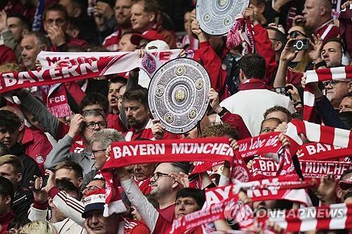 바이에른 뮌헨은 3일(한국시간) 독일 라이프치히에 위치한 레드불 아레나에서 열린 RB라이프치히와의 2024-25시즌 분데스리가 32라운드 원정 경기에서 3-3 무승부를 거뒀다. 이날 뮌헨은 전반전에 2골을 실점했지만 후반전에 3골을 터트리며 역전에 성공했다. 그러나 경기 종료를 앞두고 동점골을 허욜해 3-3 무승부로 경기를 마무리했다. 그러나 뮌헨은 여전히 분데스리가 우승이 매우 유력해 김민재와 해리 케인의 분데스리가 우승이 사실상 확정됐다. 연합뉴스