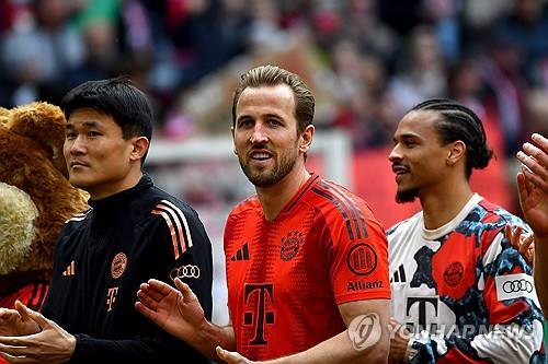 바이에른 뮌헨은 3일(한국시간) 독일 라이프치히에 위치한 레드불 아레나에서 열린 RB라이프치히와의 2024-25시즌 분데스리가 32라운드 원정 경기에서 3-3 무승부를 거뒀다. 이날 뮌헨은 전반전에 2골을 실점했지만 후반전에 3골을 터트리며 역전에 성공했다. 그러나 경기 종료를 앞두고 동점골을 허욜해 3-3 무승부로 경기를 마무리했다. 그러나 뮌헨은 여전히 분데스리가 우승이 매우 유력해 김민재와 해리 케인의 분데스리가 우승이 사실상 확정됐다. 연합뉴스