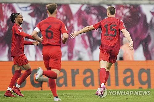 바이에른 뮌헨은 3일(한국시간) 독일 라이프치히에 위치한 레드불 아레나에서 열린 RB라이프치히와의 2024-25시즌 분데스리가 32라운드 원정 경기에서 3-3 무승부를 거뒀다. 이날 뮌헨은 전반전에 2골을 실점했지만 후반전에 3골을 터트리며 역전에 성공했다. 그러나 경기 종료를 앞두고 동점골을 허욜해 3-3 무승부로 경기를 마무리했다. 그러나 뮌헨은 여전히 분데스리가 우승이 매우 유력해 김민재와 해리 케인의 분데스리가 우승이 사실상 확정됐다. 연합뉴스