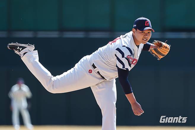롯데 투수 박진은 3일 사직구장에서 열린 '2025 신한 SOL Bank KBO 리그' NC 다이노스와 주말 3연전 두 번째 경기에서 선발 등판했다. 최종 성적 3이닝 4실점으로 팀 패배를 지켜봐야 했다. 롯데 자이언츠