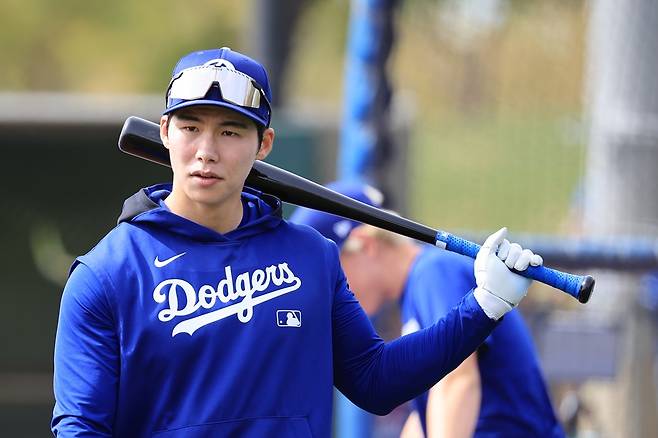 미국 메이저리그 LA 다저스의 김혜성이 4일(한국시간)  미국 조지아 애틀랜타의 트루이스트 파크에서 열린 2025 메이저리그 애틀랜타 브레이브스와의 원정 경기에 9회말 대수비로 출전, 1이닝을 소화했다. 역대 28번째 코리안 빅리거로 이름을 올리고 메이저리그 데뷔전을 성공적으로 마쳤다. 사진 연합뉴스