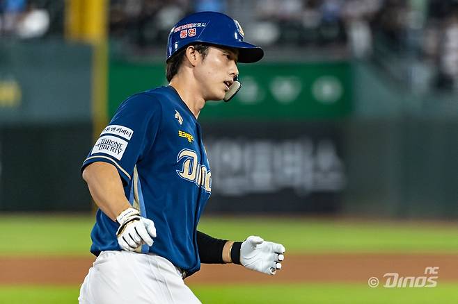 NC 외야수 천재환은 4일 사직구장에서 열린 '2025 신한 SOL Bank KBO 리그' 롯데와 주말 3연전 마지막 경기에서 7번타자 중견수로 선발 출전했다. 데뷔 첫 4안타 경기를 완성하며 팀 승리에 힘을 보탰다. NC 다이노스