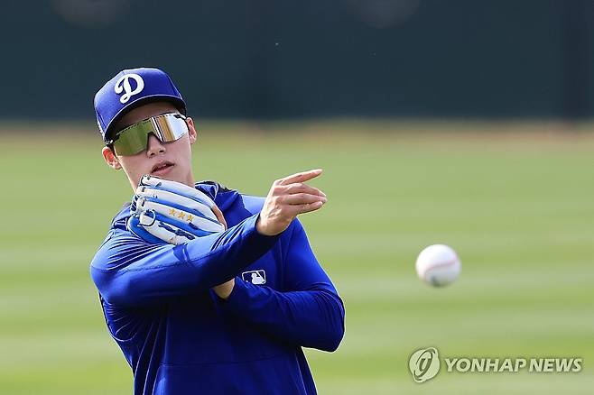 캐치볼하는 김혜성 (글렌데일[미국 애리조나주]=연합뉴스) 신현우 기자 = 미국프로야구 메이저리그(MLB) 첫 시즌을 준비하는 로스앤젤레스 다저스 김혜성이 16일(현지시간) 다저스 스프링캠프가 열리고 있는 미국 애리조나주 글렌데일 캐멀백 랜치에서 캐치볼하고 있다. 2025.2.17 nowwego@yna.co.kr