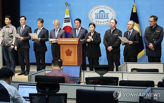 '알박기 인사' 중단 촉구 (서울=연합뉴스) 김주성 기자 = 더불어민주당 문금주 의원 등 '내란 은폐 및 알박기 인사 저지 특별위원회' 소속 의원들이 28일 서울 여의도 국회 소통관에서 공공기관운영위원회의 한국마사회장 인선안 등에 반대하며 '알박기 인사' 중단을 촉구하고 있다. 2025.4.28 utzza@yna.co.kr