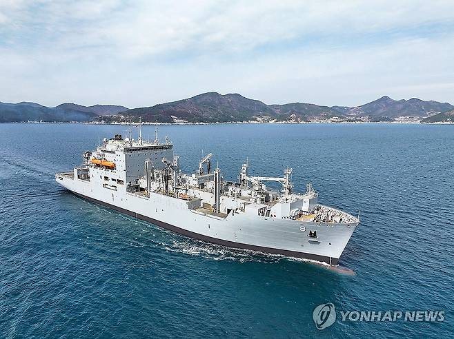 한화오션, 국내 최초 미 해군 함정 MRO 사업 완료 (서울=연합뉴스) 한화오션이 국내 최초로 수주한 미국 해군의 함정 유지보수 및 정비 사업을 마친 미 해군 군수지원함 '월리 쉬라'호가 출항했다. 사진은 미국 해군 군수지원함인 '월리 쉬라'호가 함정 정비를 성공적으로 마치고 출항하는 모습. 2025.3.13 [한화오션 제공. 재판매 및 DB 금지] photo@yna.co.kr