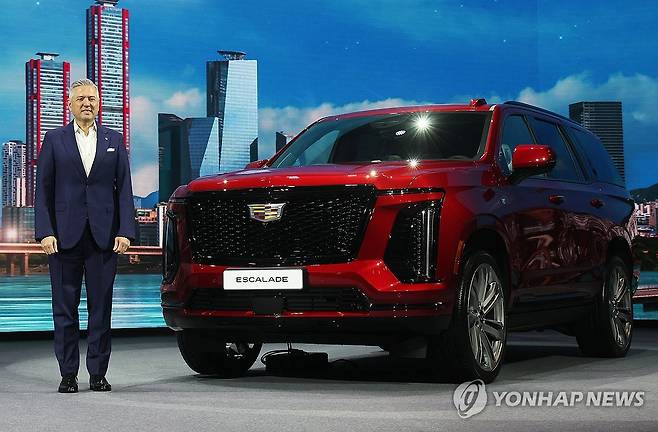 캐딜락 '더 뉴 에스컬레이드' 출시 (광명=연합뉴스) 홍기원 기자 = 16일 경기도 광명시 아이벡스 스튜디오에서 헥터 비자레알 한국GM 사장이 이날 공개된 제너럴모터스(GM)의 고급 브랜드 캐딜락을 대표하는 럭셔리 대형 스포츠유틸리티차(SUV) '더 뉴 에스컬레이드' 앞에서 포즈를 취하고 있다. 2025.4.16 xanadu@yna.co.kr