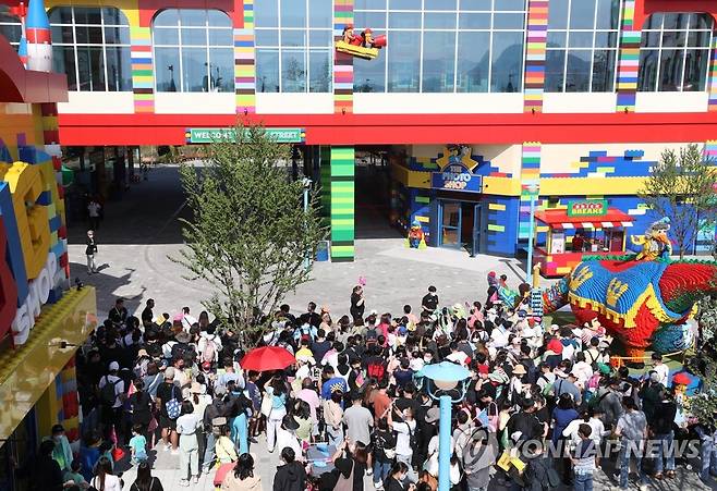 춘천 레고랜드 개장 기다리는 관람객들 [연합뉴스 자료사진]