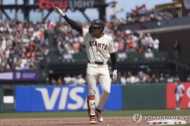 적시타 친 이정후 (샌프란시스코 AP=연합뉴스) 샌프란시스코 이정후가 4일(한국시간) 미국 캘리포니아주 샌프란시스코 오라클파크에서 열린 메이저리그 콜로라도와 홈 경기, 6회말 적시타를 친 뒤 세리머니를 하고 있다.