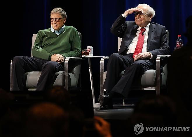 빌 게이츠 마이크로소프트 창업자(좌측)와 워런 버핏 버크셔 해서웨이 회장(우측) [AFP 연합뉴스 자료사진]