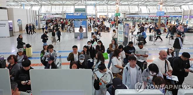 여행객들로 붐비는 공항 출국장 (영종도=연합뉴스) 김도훈 기자 = 4일 인천국제공항 제1여객터미널 출국장이 여행객들로 붐비고 있다. 2025.5.4 superdoo82@yna.co.kr