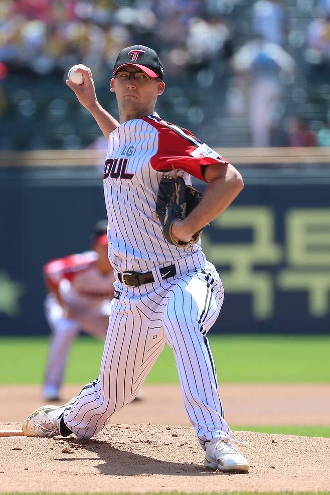 KBO 1군 무대 데뷔전 치른 코엔 윈 (서울=연합뉴스) 코엔 윈이 4일 서울 잠실구장에서 열린 프로야구 SSG와 홈 경기에 선발 등판해 역투하고 있다. [LG 트윈스 제공. 재판매 및 DB금지]