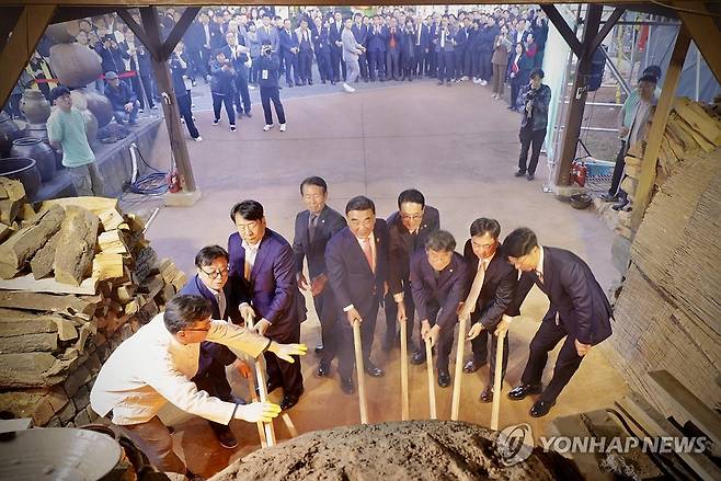 울산옹기축제 옹기가마 점화 (울산=연합뉴스) 3∼5일 울산시 울주군 온양읍에 있는 전국 최대 옹기집산지인 외고산 옹기마을 일대에서 울산 대표 문화관광축제인 '2025 울산옹기축제'가 열린 가운데 개막을 축하하는 점화식이 열리고 있다. 2025.5.4 [울주문화재단 제공.재판매 및 DB 금지] young@yna.co.kr
