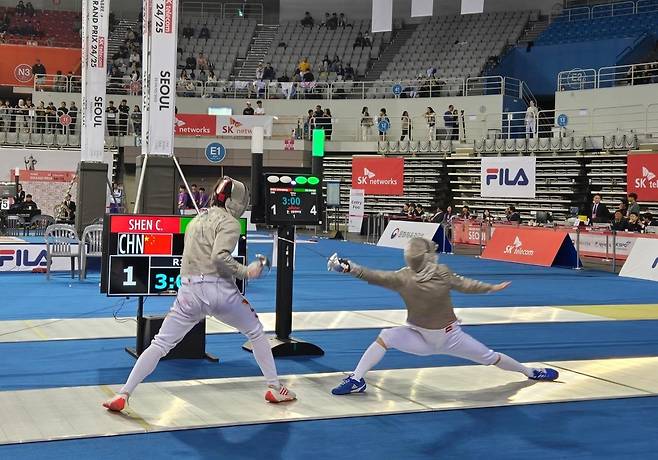 선천펑과의 32강전에서 공격하는 구본길(오른쪽) [촬영 최송아]